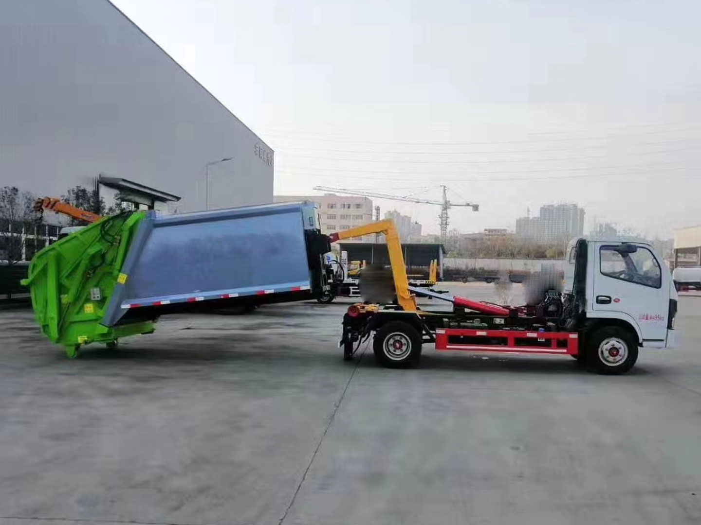 Hook Lift Truck Waste Collecting Truck Exporting DONGFENG Dollicar 4X2 Small Garbage Truck EURO 3